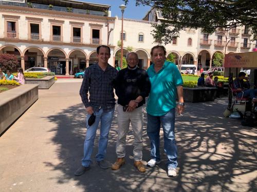 El Sr. Jorge Marino, acompañado de su hijo y el Profesor Francisco.