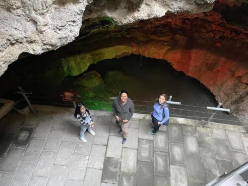 Con la Profesora Scarlett Guevara en el interior del Cuexcomate.